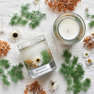 HRUŠKA A FRÉZIE – BOTANICAL sojová vonná svíčka s květy